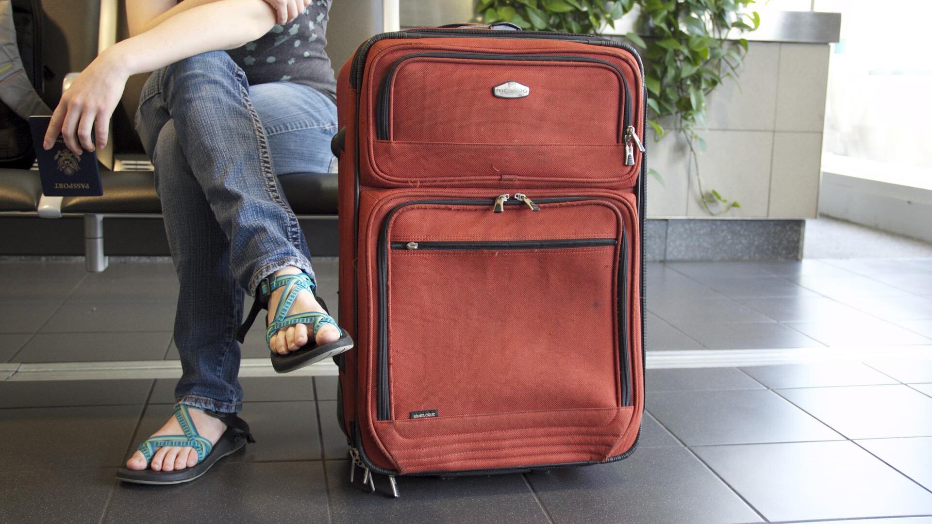 Mala de viagem e mulher