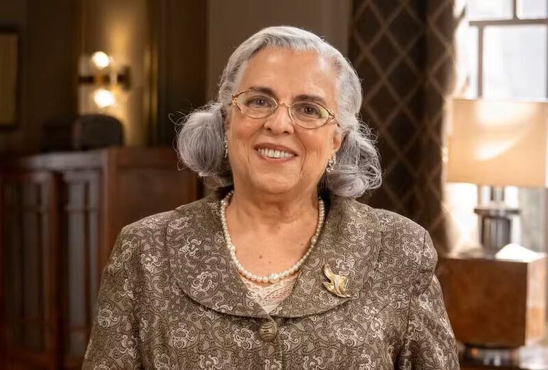 Elvira (Guida Vianna) deixa Zélia (Letícia Colin) e Basílio (Cauê Campos) perdidos em suas armações para acabar com o império da família Alencar em Garota do Momento