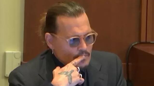 Johnny Depp conta para criança o que aconteceu com seu dedo