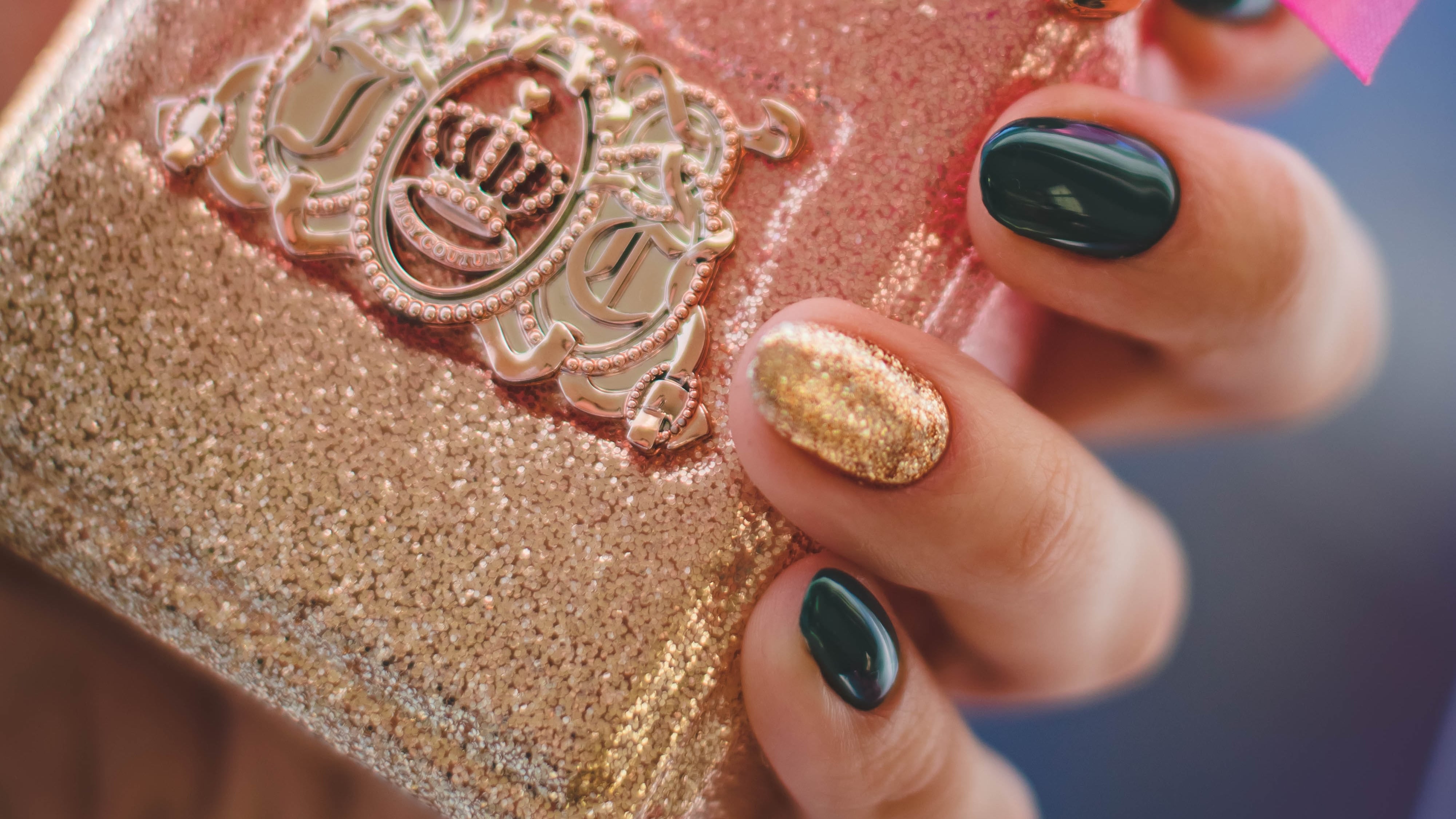 Frasco de perfume rosa com glitter e laço rosa