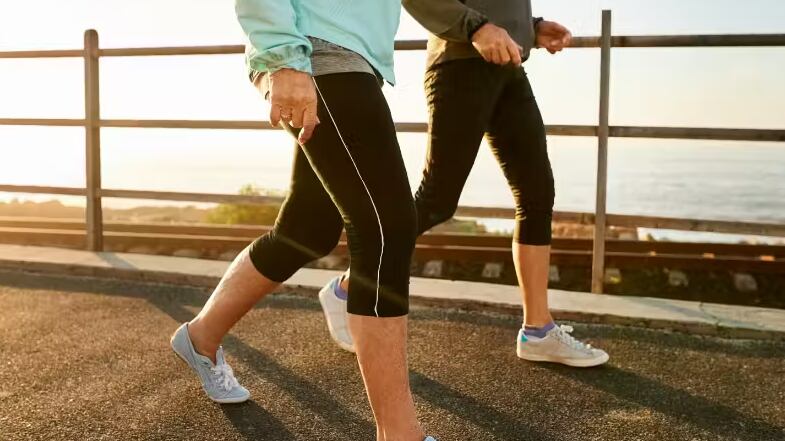 Uma caminhada mais rápida é melhor para reduzir o risco de diabetes tipo 2 do que caminhar em um ritmo mais lento. - Foto: reprodução/AJWatt/Getty Images