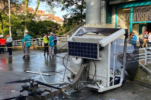 Cabine do teleférico de Medellín na Colômbia descarrila e cai: há um morto e 20 feridos