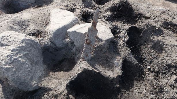 Espada viking enterrada ao lado de túmulo