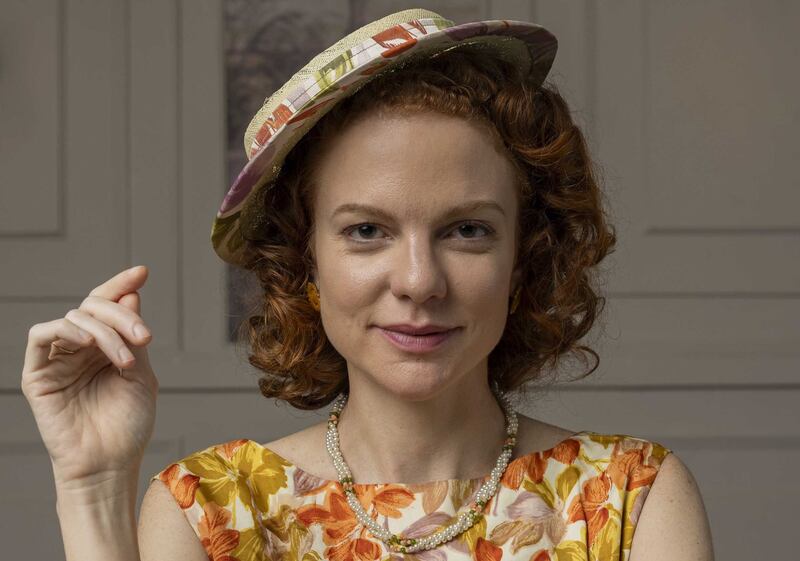 Teresa (Maria Eduarda de Carvalho) vira braço direito de  Clarice (Carol Castro) em nova fase Garota do Momento