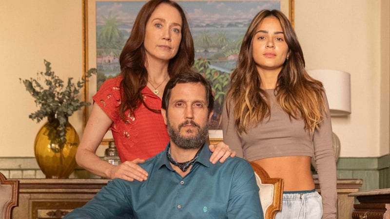 Renascer: Sandra (Giullia Buscacio) , Egídio (Vladimir Brichta) e Dona Patroa (Camila Morgado)