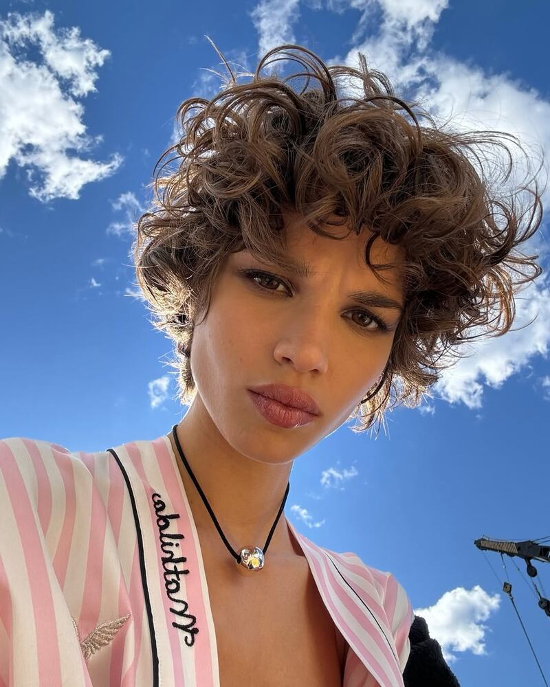 El christy cut es la opción perfecta para quienes buscan un cambio atrevido y rejuvenecedor.