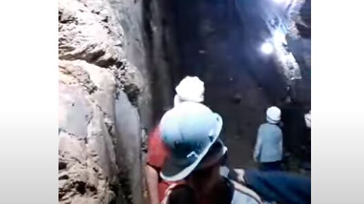 Estudantes durante visita à mina de ouro em MG