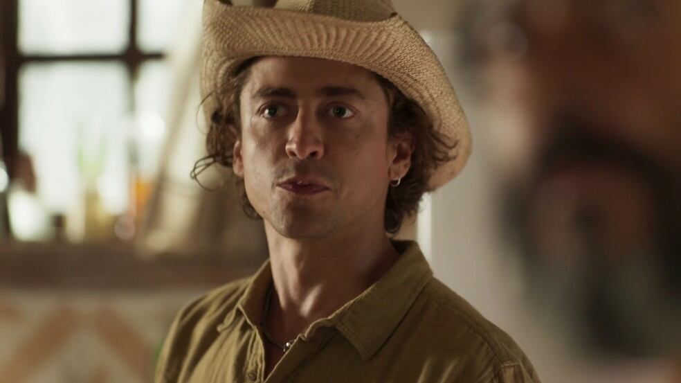 Com raiava de Juma (Alanis Guillen), Jove (Jesuíta Barbosa) conhece mulher no rodeio