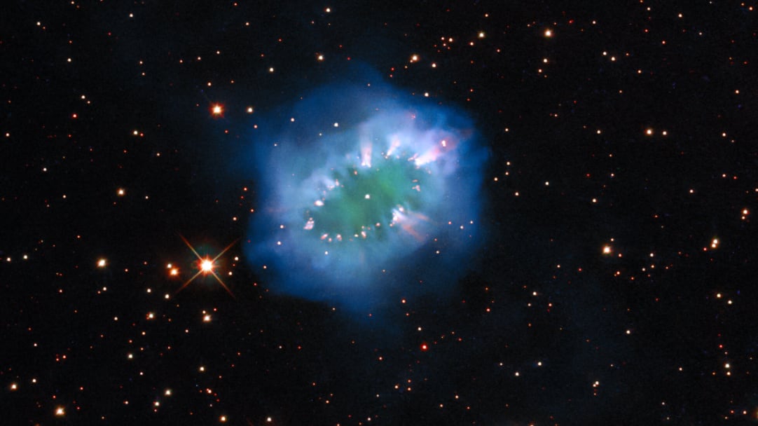 Telescópio Hubble da NASA capta colar cósmico deslumbrante no espaço