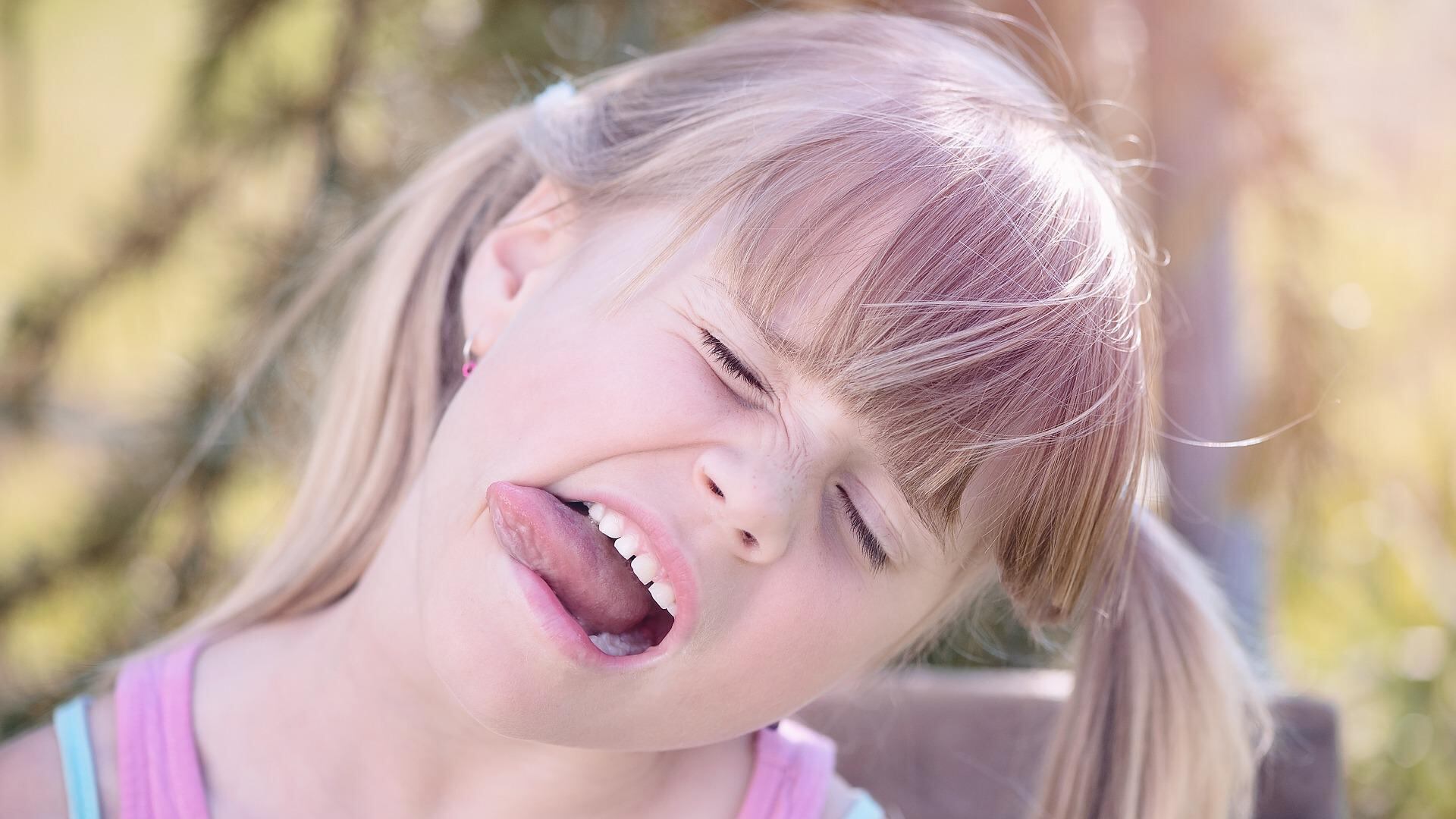 Criança fazendo careta