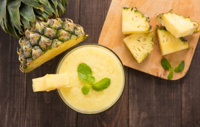 Suco natural caseiro potente com abacaxi para ajudar a desinchar o corpo
