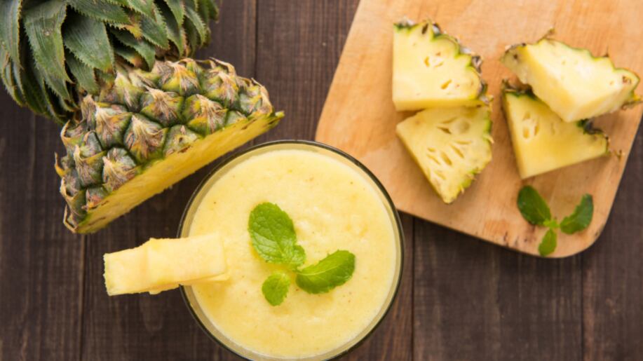 Suco natural caseiro potente com abacaxi para ajudar a desinchar o corpo