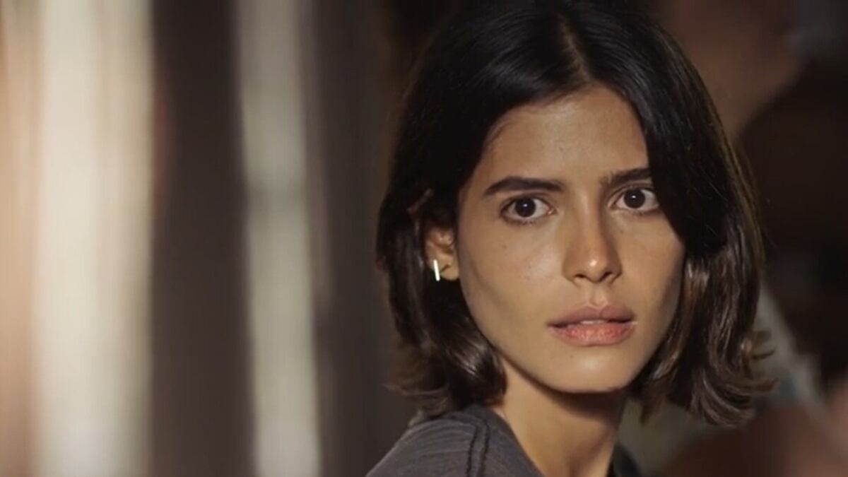 Pantanal: Grávida, Guta (Julia Dalavia) será criticada pelo pai