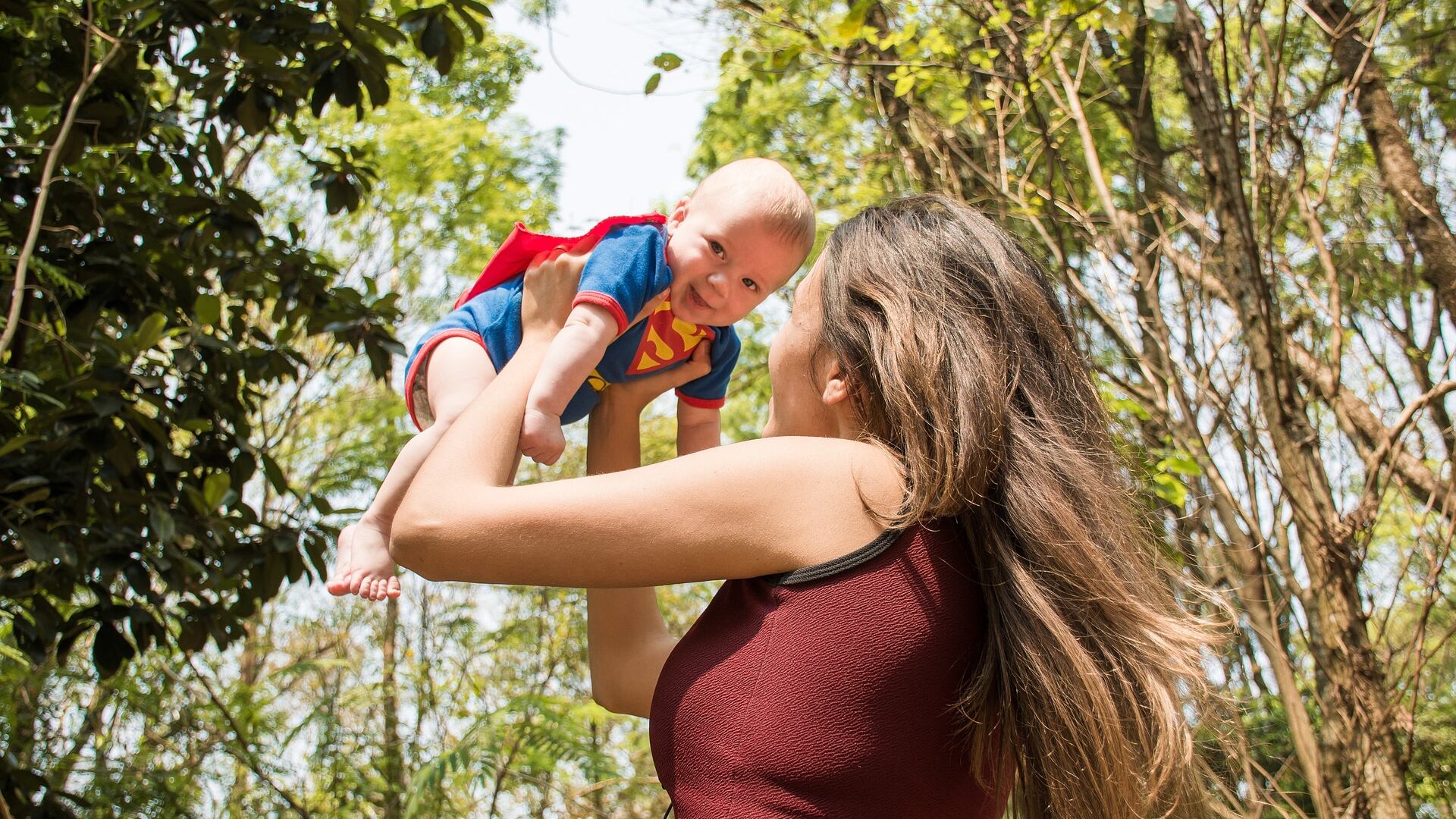 Bebê vestido de Super-Homem