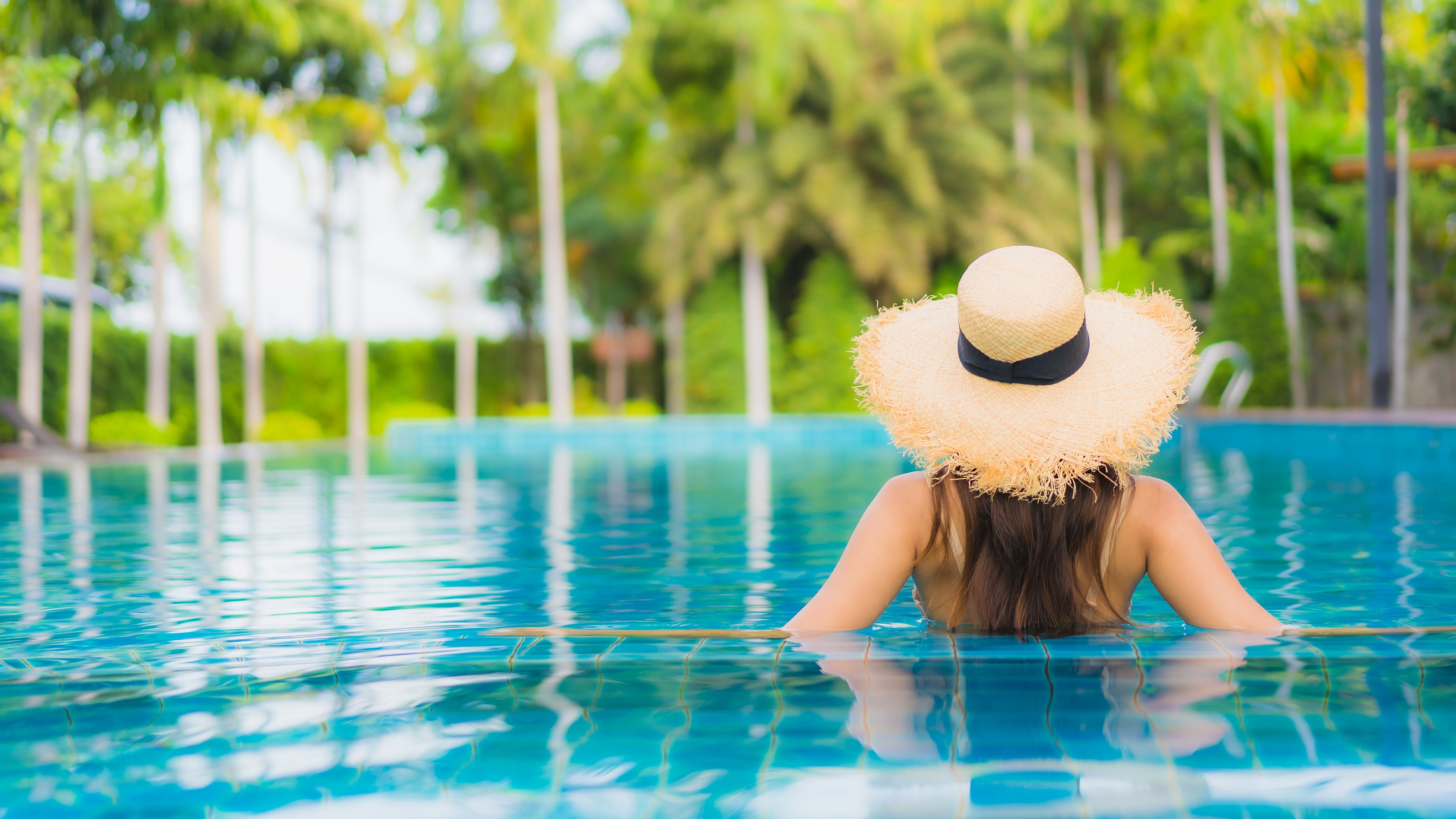 mulher na piscina