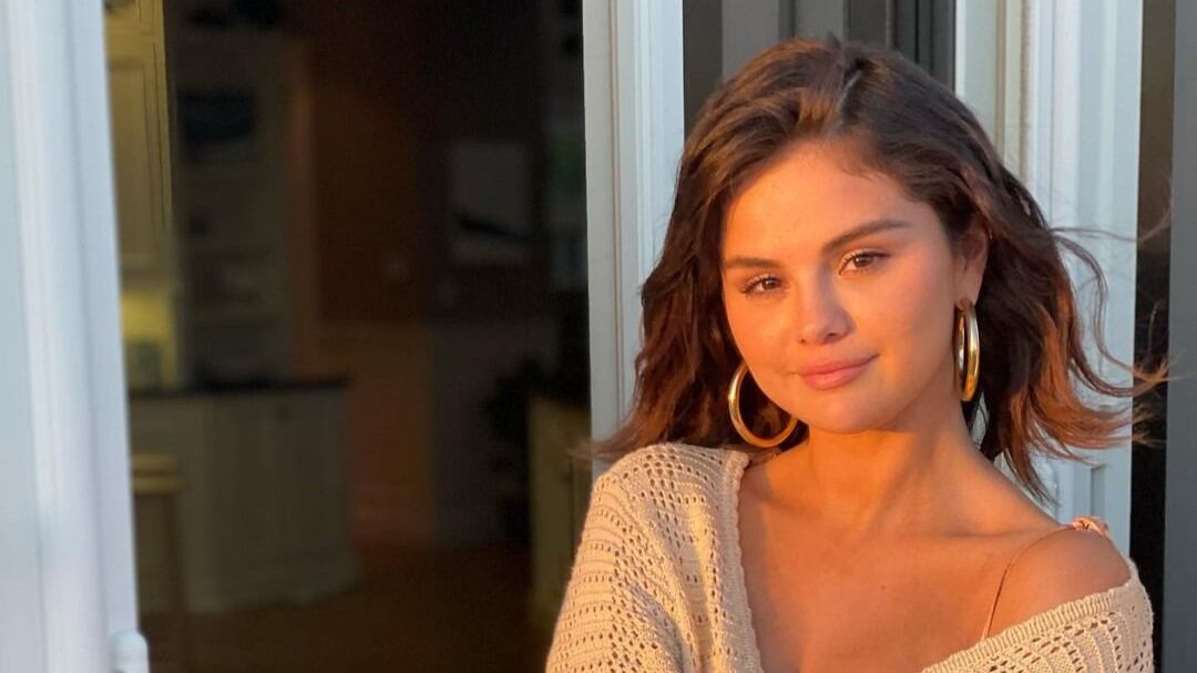 Selena Gomez prova que as unhas laranjas podem ser a melhor escolha dessa semana