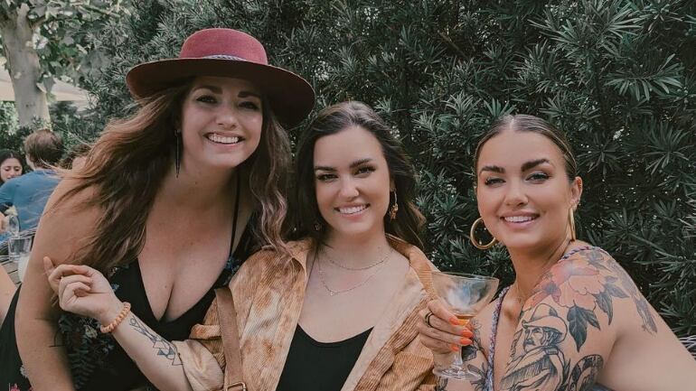 Hoje, as trigêmeas vivem juntas e tem um podcast
Foto: @lukewhoisyourfather