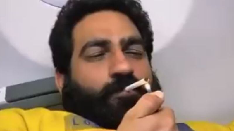 Influencer acende cigarro durante voo e viraliza