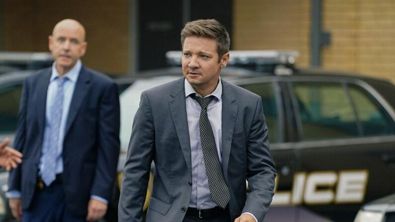 O ator compartilhou no Twitter que assistiu a estreia da 2ª temporada de O Dono de Kingstown com sua família.
Foto: @jeremyrenner