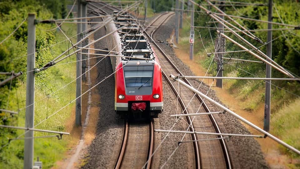Mulher entra em pânico ao notar que casal está fazendo sexo ao seu lado em trem