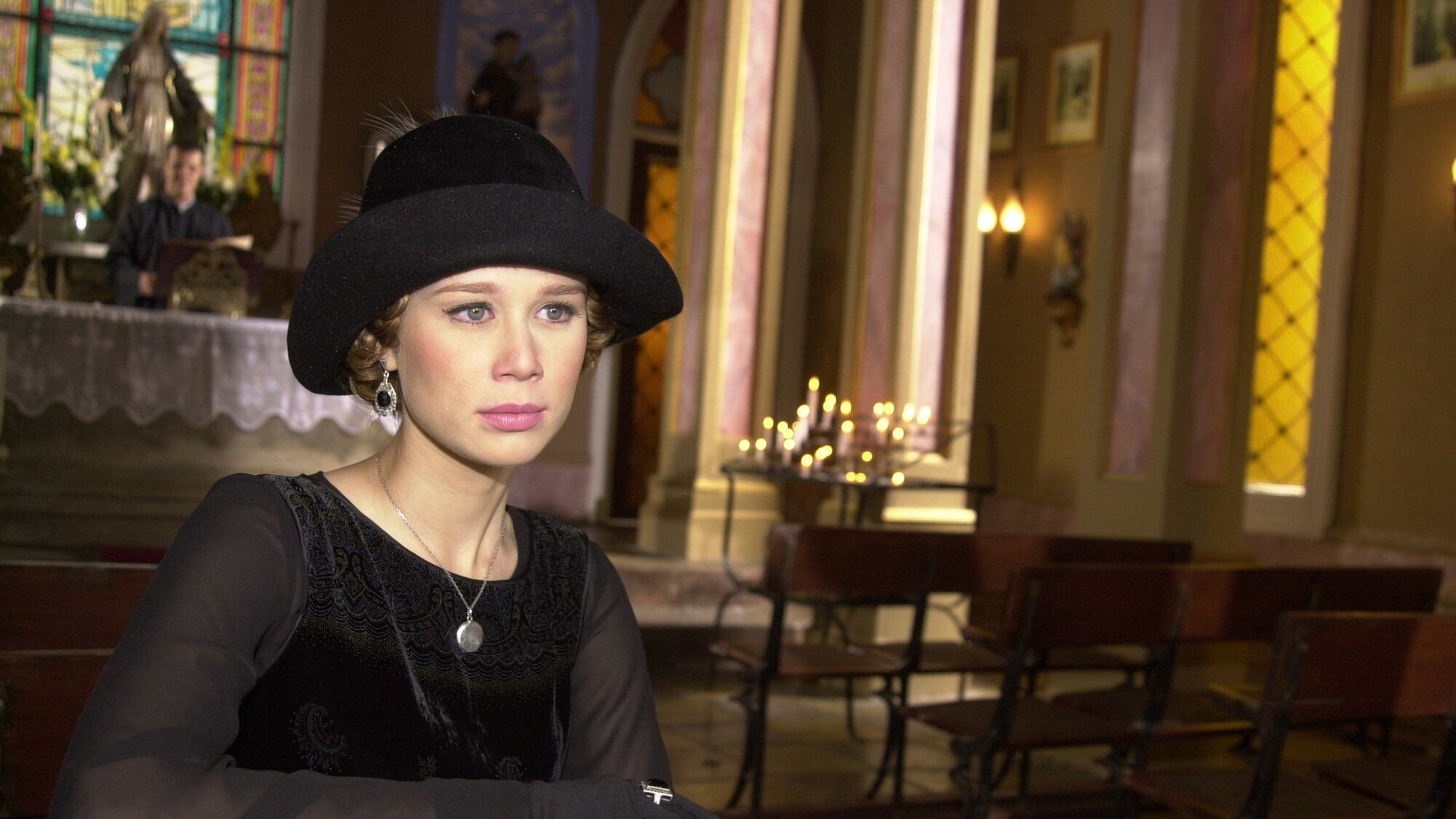 Chocolate com Pimenta: Ana Francisca (Mariana Ximenes) fica pobre ao cair em novo golpe