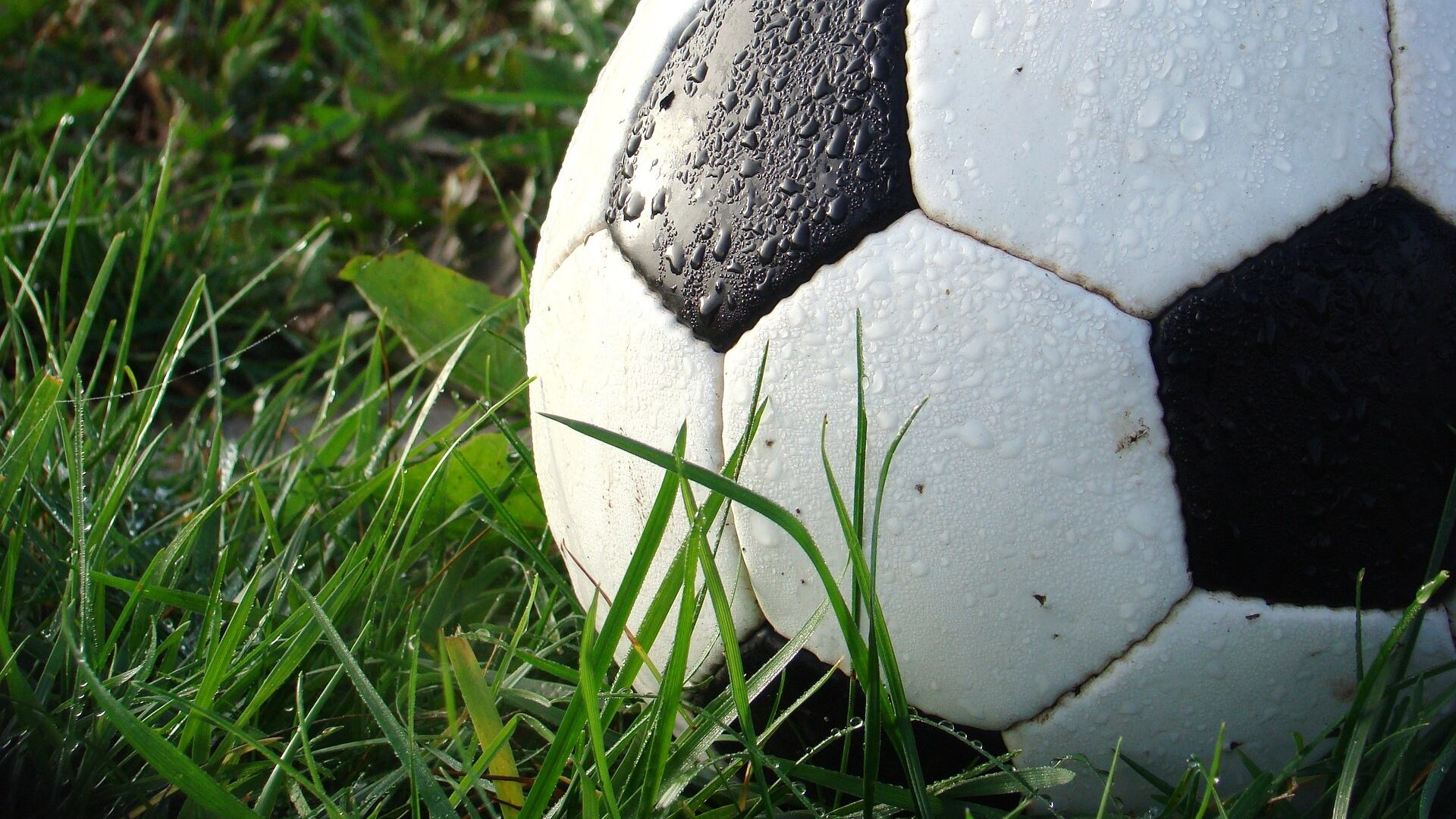 Menino perde gol e é espancado por colegas