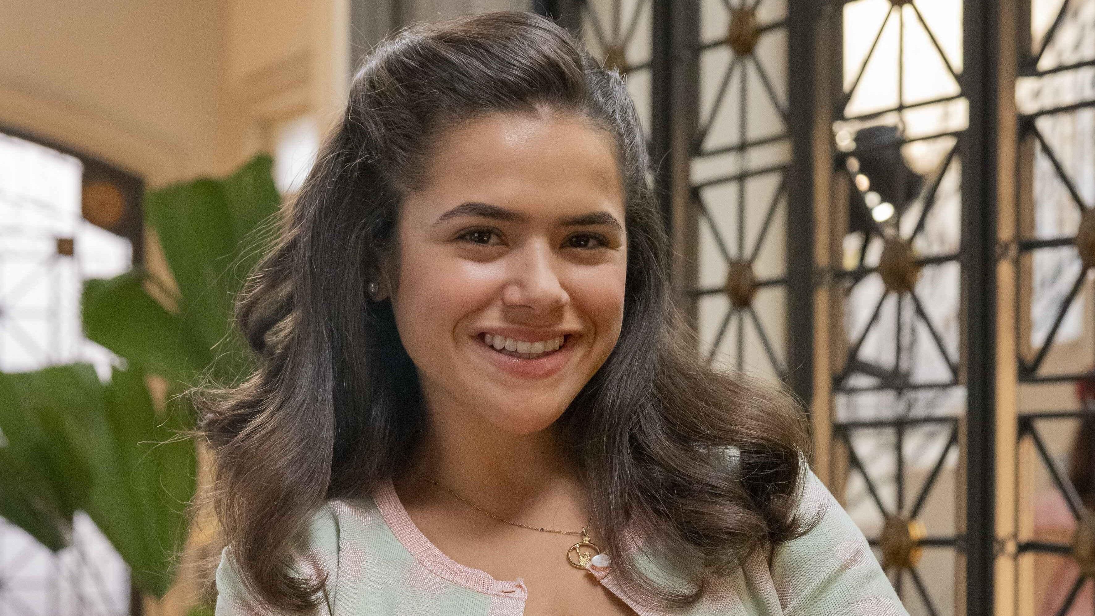 Bia (Maisa) passa do ponto e beija Beto (Pedro Novaes) após ir para o hospital em Garota do Momento