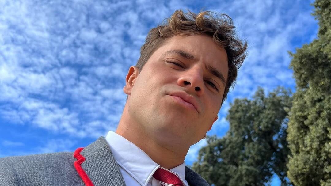 André Lamoglia deixou a escola Las Encinas de Elite para protagonizar Os Donos do Jogo, nova série brasileira da Netflix