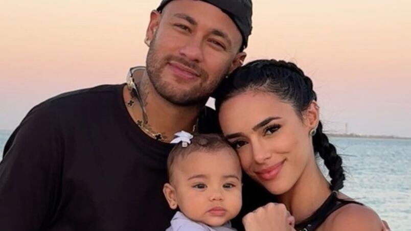 Jogador Neymar se declara à noiva e compartilha momentos de família