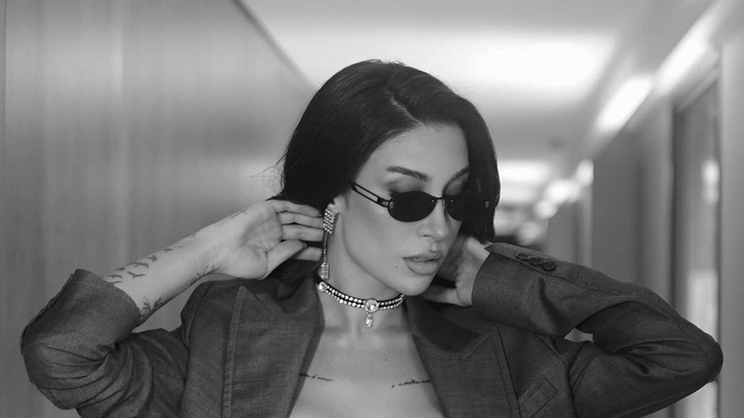 Bianca Andrade usa bermuda por cima de calça e causa estranheza