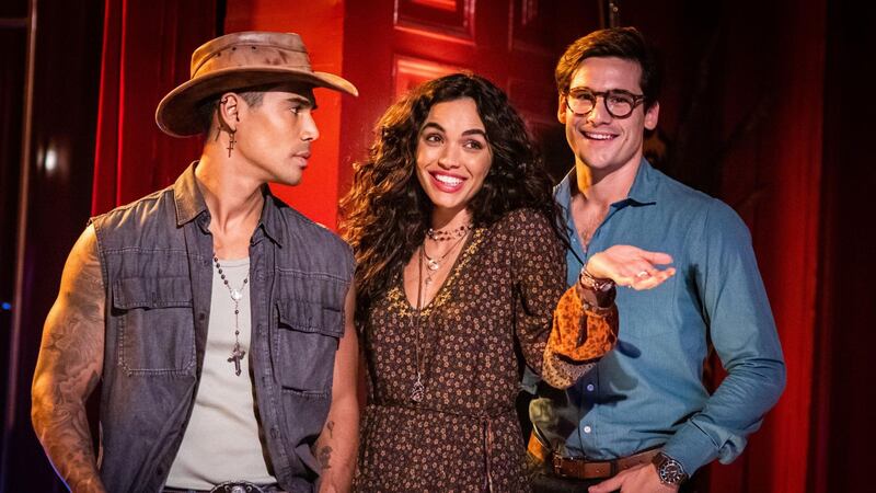 Fuzuê: Foto sensual com Jefinho (Micael Borges) cria novo problema entre Luna (Giovana Cordeiro)  e Miguel (Nicolas Prattes)