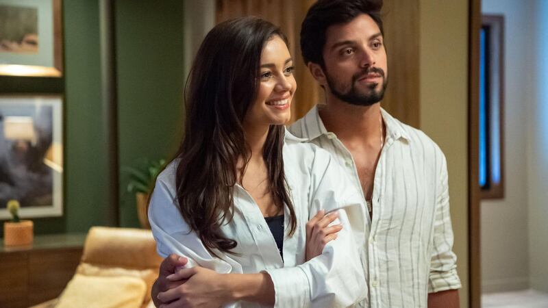 No remake de Renascer, Teca conta para Buba que conheceu Eliana, ex-esposa de Venâncio