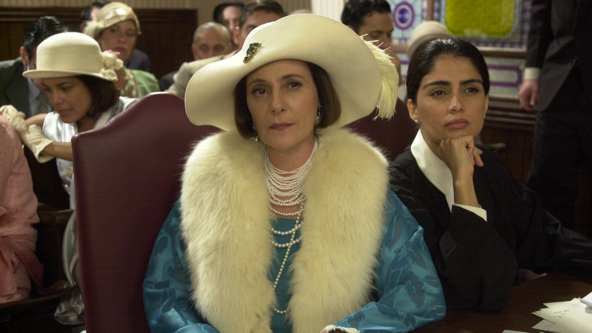 Chocolate com Pimenta: Jezebel (Elizabeth Savalla) e Sofia (Patrícia França) conseguem recuperar a fábrica de chocolates