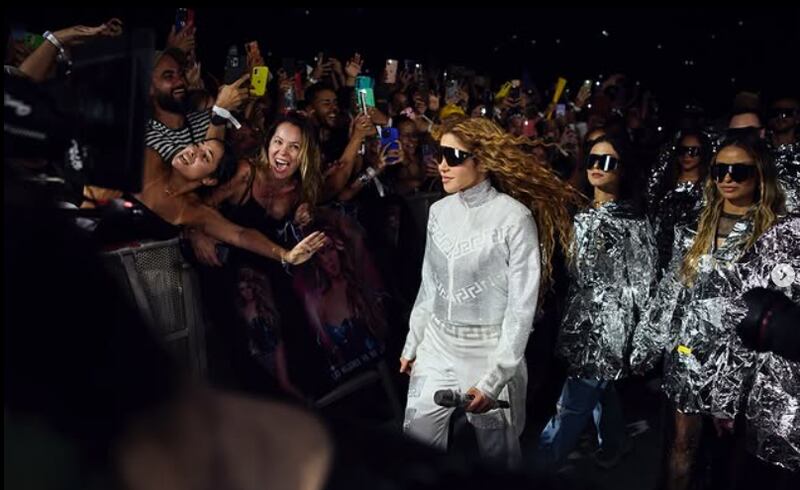 Shakira caminando al escenario durante uno de sus conciertos