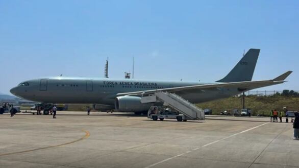 Medida foi tomada pelo governo brasileiro porque oficiais americanos algemaram os deportados, mas ministro da Justiça determinou retirada.