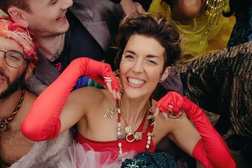 Mulher se casa com 60 pessoas ao mesmo tempo: ‘São amores da minha vida’