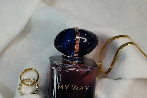 Vai viajar no fim de semana? 4 perfumes femininos elegantes de Giorgio Armani para levar na mala