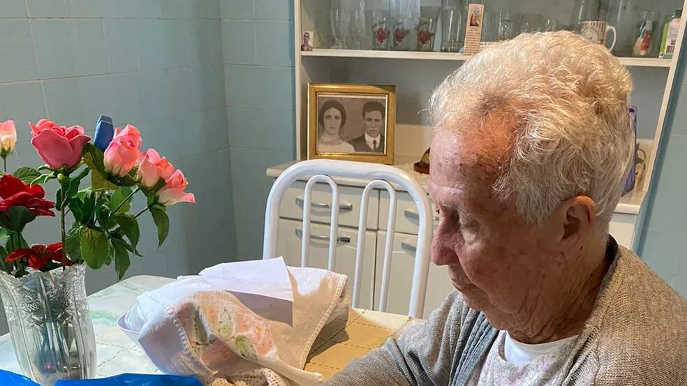 Idosa se diverte colecionando figurinhas