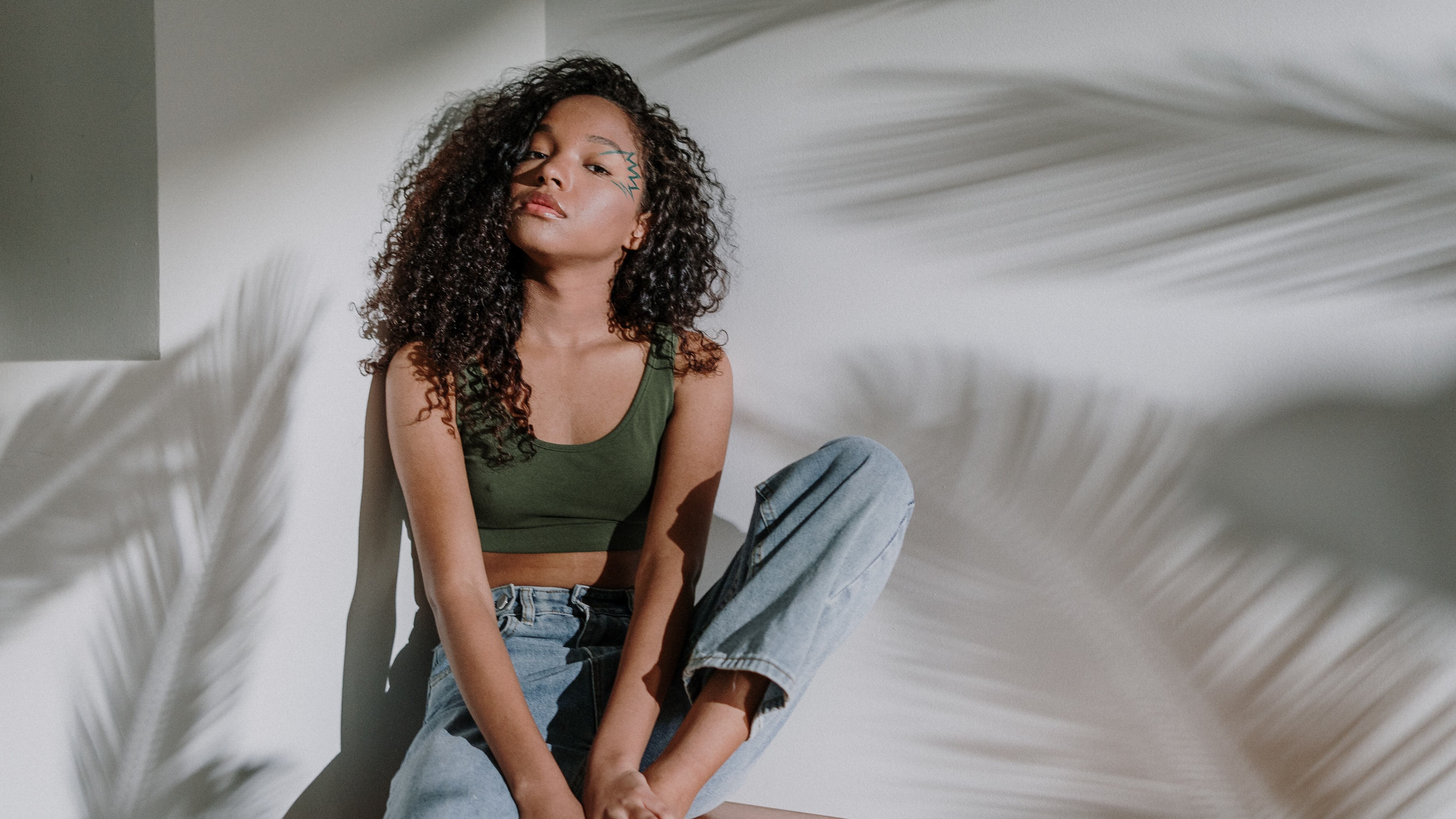 Saiba qual estilo de calça jeans é melhor para você que é baixinha