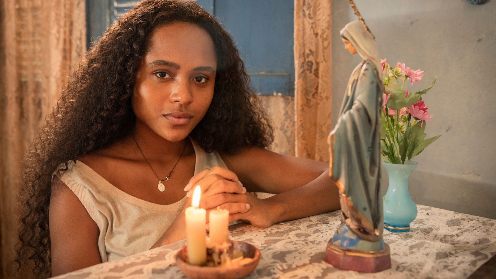 Remake de Renascer: Maria Santa (Duda Santos) morre após o nascimento de seu quarto filho