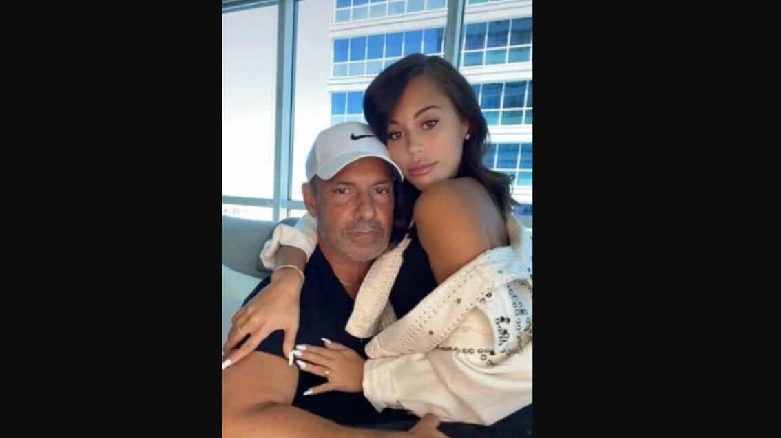 Jovem de 23 anos revela que o namorado de 57 diz que ela é ‘muito bonita para trabalhar’