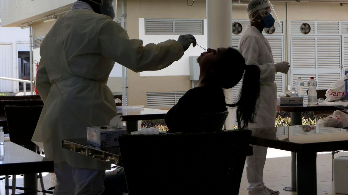 Metade dos serviços de saúde tem estoque de testes para 7 dias em São Paulo