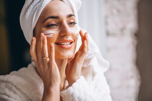 Skincare: 5 passos da sua rotina diária que você deve seguir se tem pele oleosa