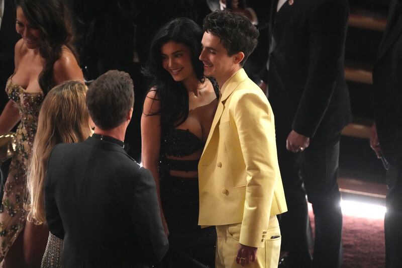 Shauna Robertson, de izquierda a derecha, Edward Norton, Kylie Jenner y Timothée Chalamet conversan entre el público durante los Oscar el domingo 2 de marzo de 2025 en el Dolby Theatre de Los Ángeles. (Foto AP/Chris Pizzello)