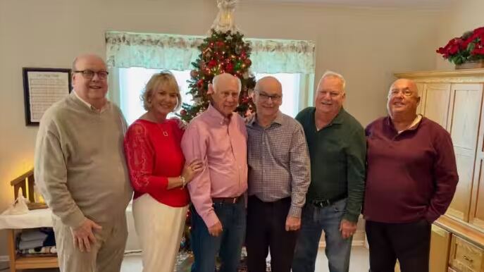 Homem realiza busca de décadas e conhece família biológica aos 75 anos