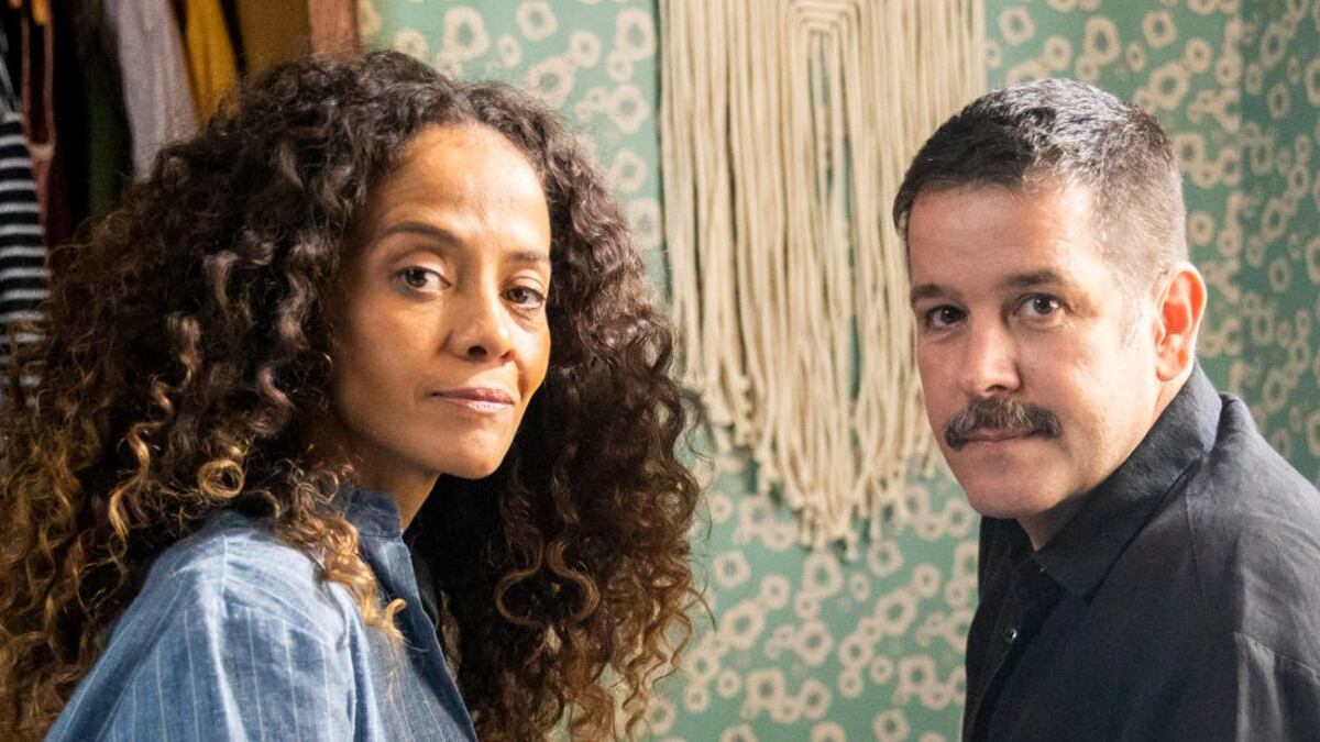 Zuleica (Aline Borges) será humilhada por Tenório (Murilo Benício) e decide ir embora do Pantanal