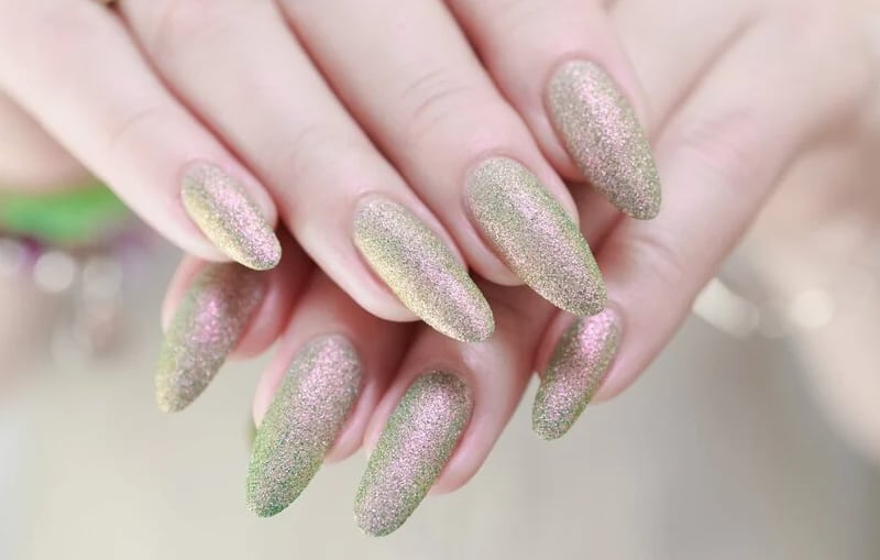 Unhas brancas brilhantes/ reprodução