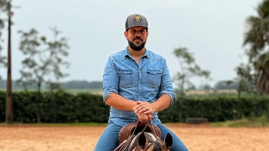 Cantor Sorocaba andando de cavalo