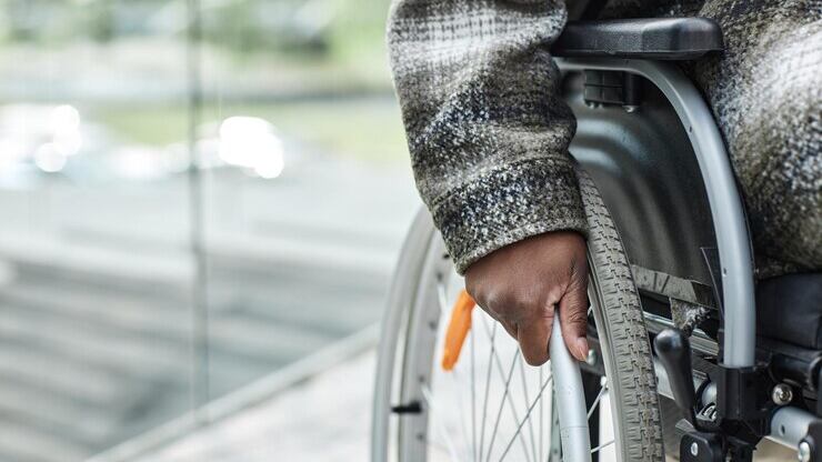 A dura e verdadeira história da idosa em cadeira de rodas que foi abandonada em um bar por seu próprio filho