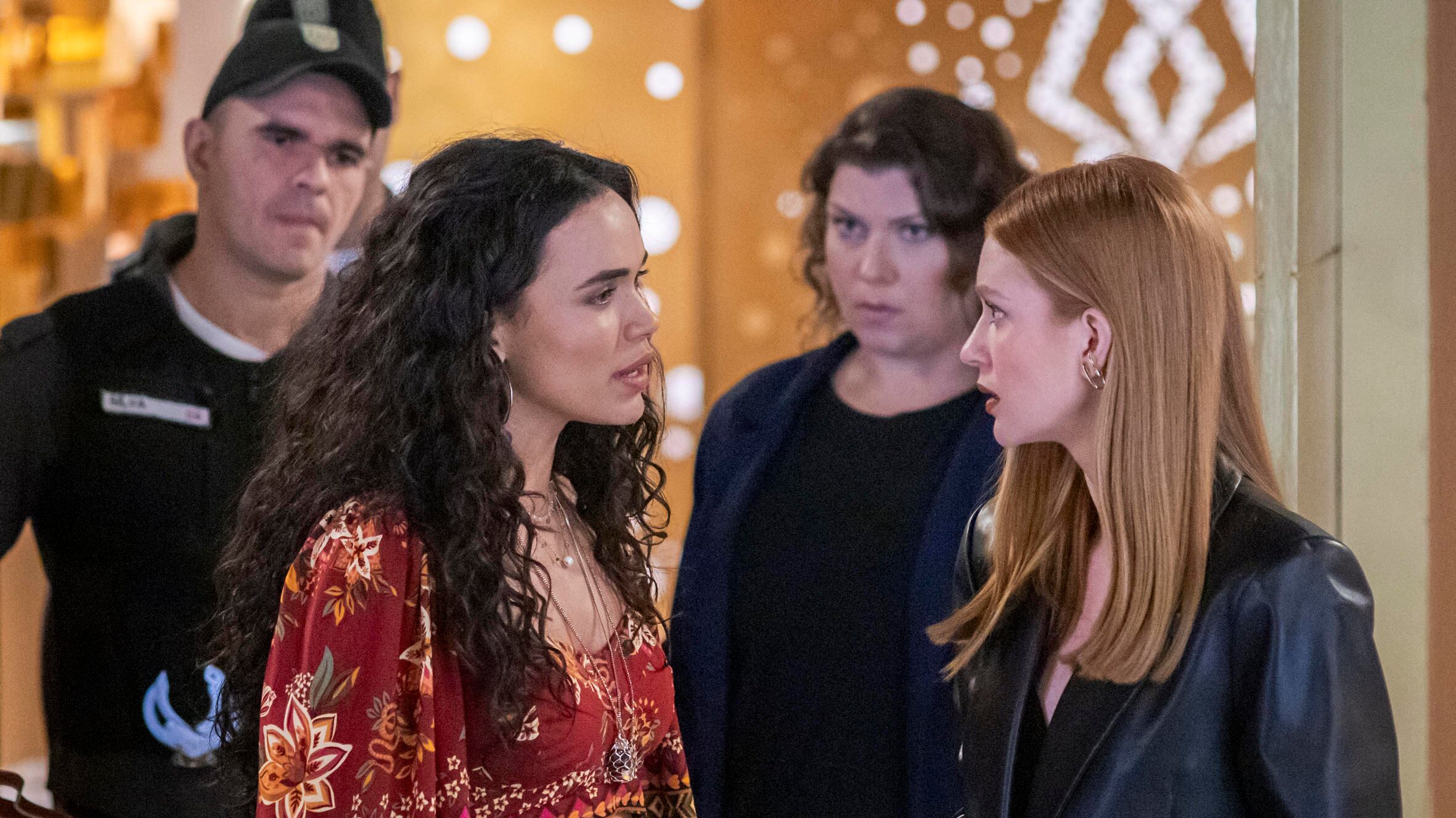 Fuzuê: Luna (Giovana Cordeiro) diz a Preciosa (Marina Ruy Barbosa) que ela é sua irmã